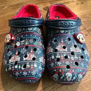 2020 Disney Parks Holiday Themed Sherpa Lined Crocs. W/10 or M/8. EUC